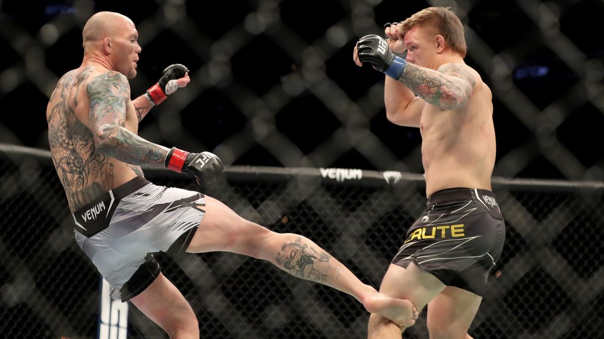Smith vyřadil Cruteho nohu mimo provoz a připsal si tak vítězství na TKO
