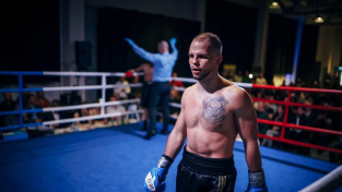 Český boxer Jan Maršálek sejmul svého amerického soupeře tvrdým hákem, na vítězství to ale nestačilo