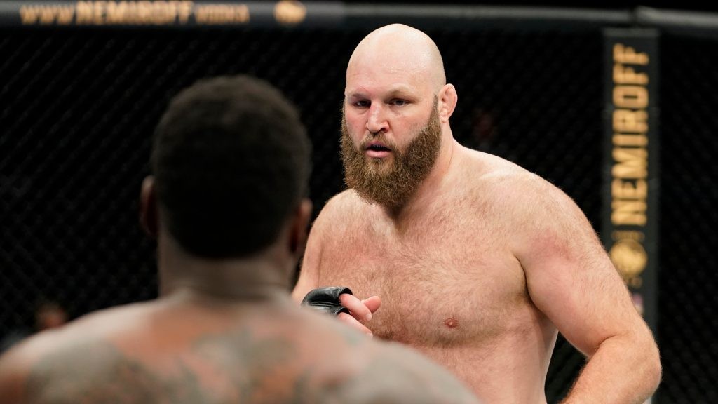 Dva nejtěžší muži UFC se za týden postaví proti sobě