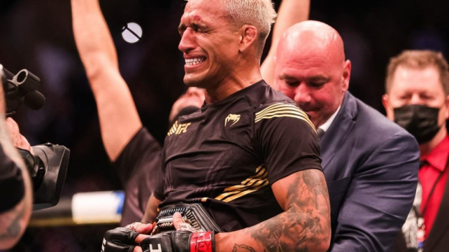 Tvrdé TKO v divokém zápase rozhodlo o novém šampionovi lehké váhy UFC