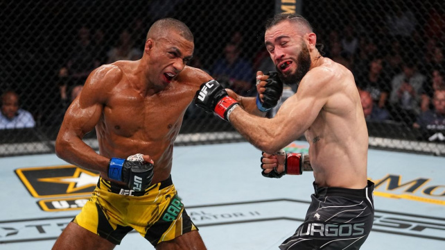 Edson Barboza se zasloužil o skvělý zápas a také o jeden z nejpodivnějších knockoutů