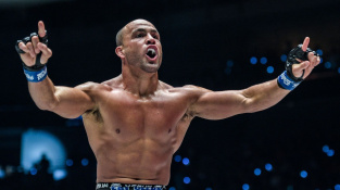 Eddie Alvarez se drsně opřel do boxerů: „My bojujeme doopravdy! Strčte si svoje rukavice někam!“