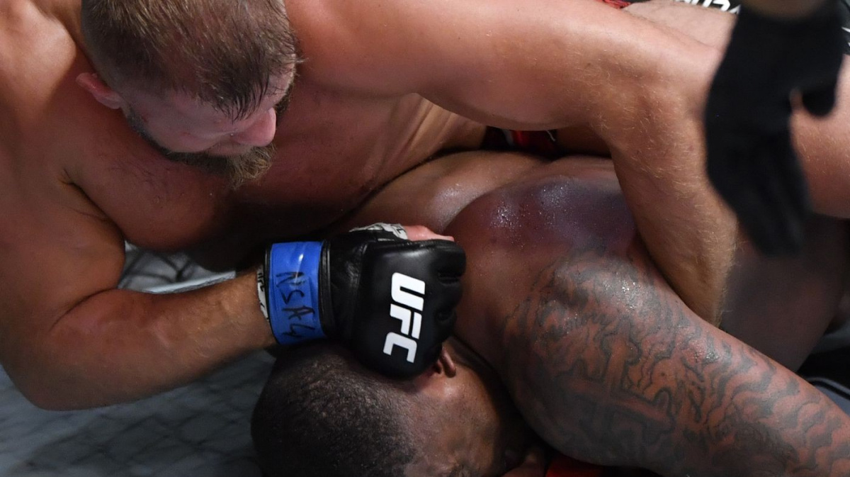 Tybura ustál zběsilý útok Harrise a obrátil zápas tvrdými údery na zemi