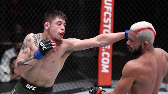 UFC má prvního mexického šampiona, Moreno si škrcením dokráčel pro titul v muší váze