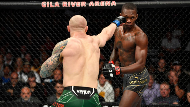 Adesanya v kleci doslova zesměšnil italského zlobra, vítězství věnoval zesnulému kamarádovi