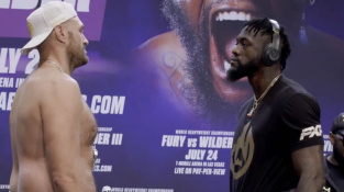 Bizarní tiskovou konferenci boxerů Furyho s Wilderem podtrhl "nekonečný" staredown