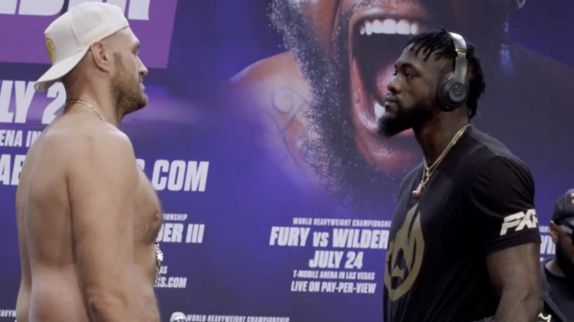 Bizarní tiskovou konferenci boxerů Furyho s Wilderem podtrhl "nekonečný" staredown