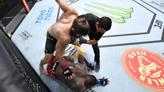Parádní KO na turnaji UFC lehce zastínil kontroverzní moment rozhodčího