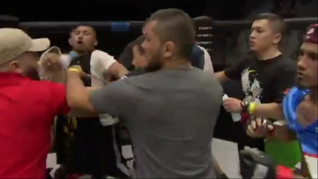 Po hromadné rvačce v kleci si borci nasadili rukavice a svůj souboj dokončili v oficiálním MMA zápase