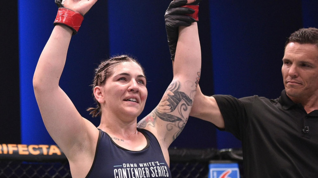 Bojovnice UFC neměla peníze na přípravu, Jake Paul jí zaslal pět tisíc dolarů