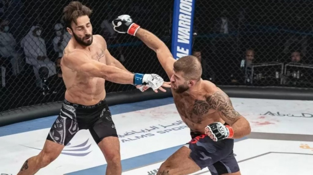 Nesportovní chování v MMA: Svého soupeře nejdříve píchl do oka a pak přidal tvrdé KO