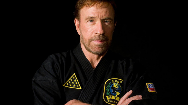I Chuck Norris prohrává. Jeho první zápas v BJJ trval jen pár vteřin