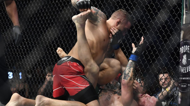 Tak šílený konec nikdo nečekal! McGregora z oktagonu odnesli na nosítkách