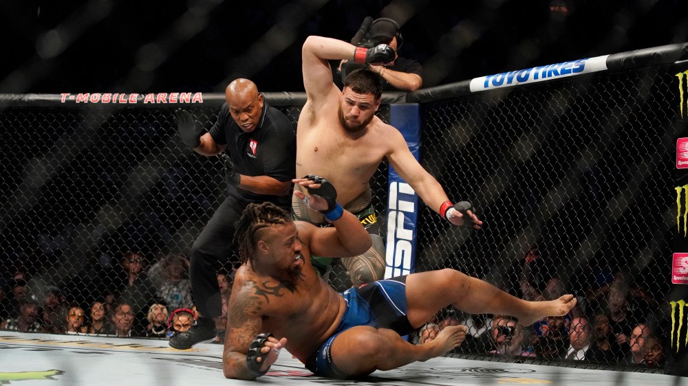 Premiéra v boxu bez rukavic nechvalně známému veteránovi UFC nevyšla, schytal tvrdé KO