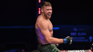 Roste v UFC nová hvězda? Jihoafričan vyhrál TKO, pak učil fanoušky vyslovit své jméno