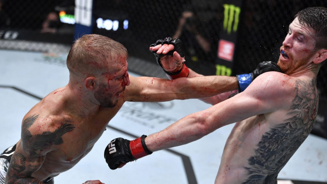 Bojovníci UFC reagují na pětikolovou bitvu Dillashawa se Sandhagenem