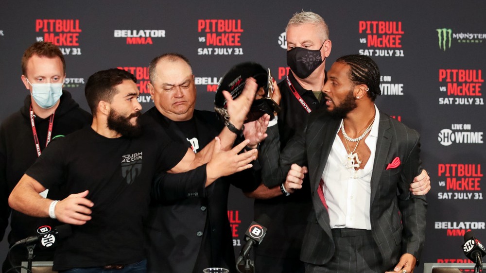 Roztržka na tiskovce Bellatoru, McKee sebral Freiremu šampionský pás, ten si to nenechal líbit