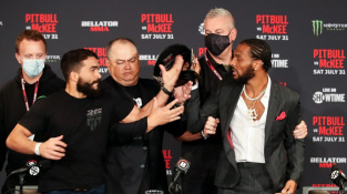 Roztržka na tiskovce Bellatoru, McKee sebral Freiremu šampionský pás, ten si to nenechal líbit