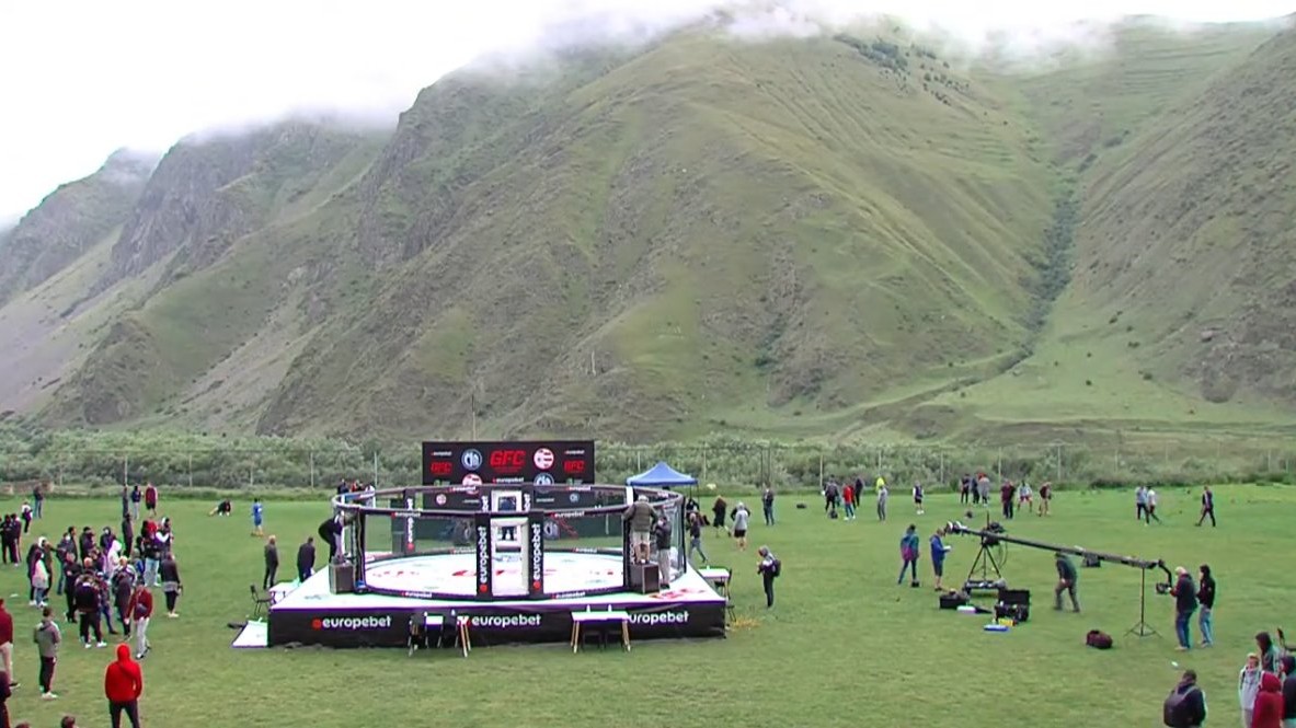 MMA klouzaná? V Gruzii se zápasilo pod širým nebem a hutný déšť stvořil nový sport