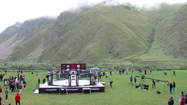 MMA klouzaná? V Gruzii se zápasilo pod širým nebem a hutný déšť stvořil nový sport