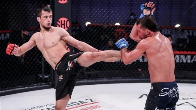 Neporažený Khabibův bratranec se utká s brazilským „Pitbullem“ o titul Bellatoru