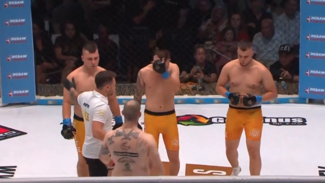 MMA experiment v Polsku, zápas tři na jednoho skončil po pár sekundách přesně tak, jak byste čekali
