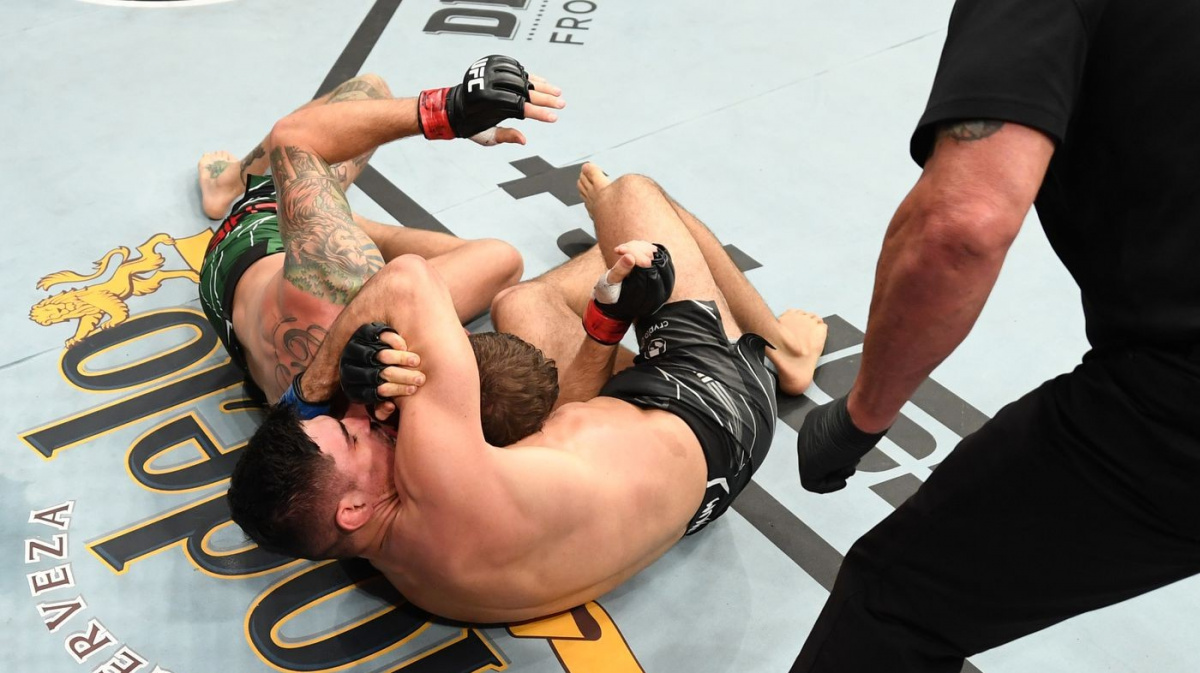 Luque vytáhl eso z rukávu a vypálil obávanému grapplerovi Chiesovi rybník vlastním škrcením