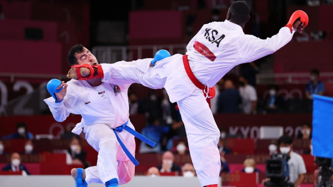 Karate na olympiádě skončilo brutálním KO. Vítěz se o zlaté medaili dozvěděl až po probuzení na ošetřovně