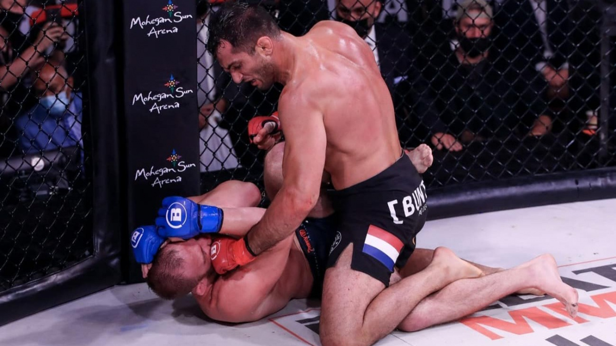 Kliďas Mousasi po pomalejším startu umlátil Saltera ve třetím kole a obhájil svůj šampionský titul