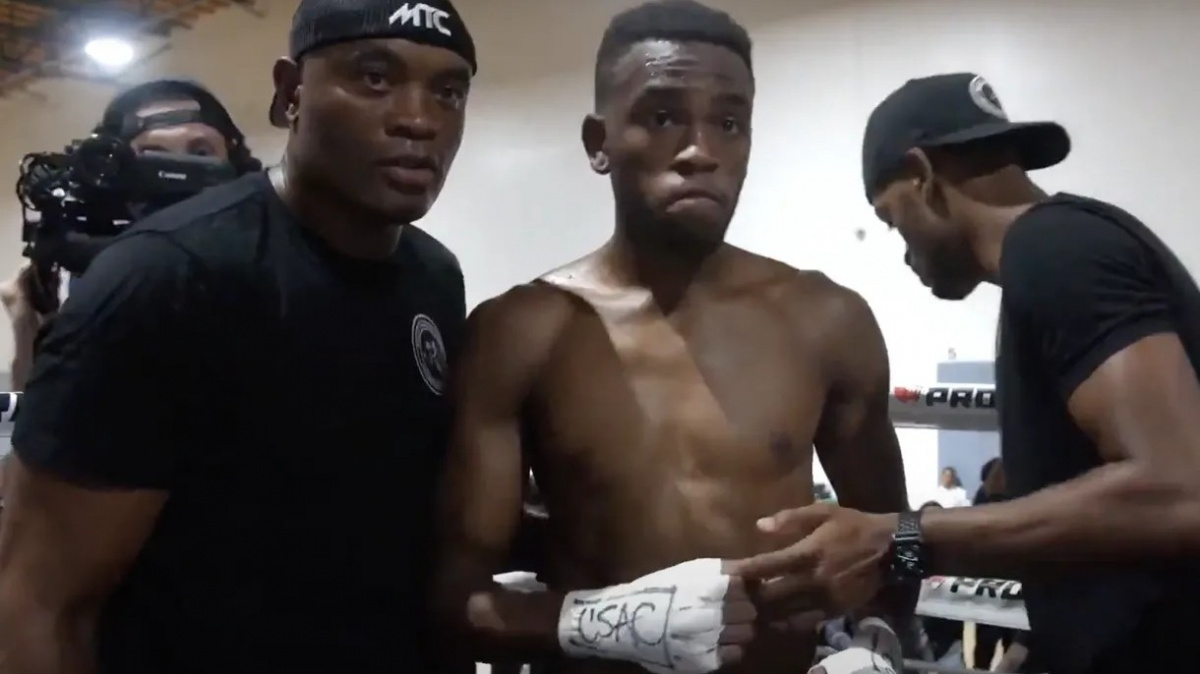 KO kopem do hlavy za 11 sekund! Syn Andersona Silvy jde v otcových šlépějích