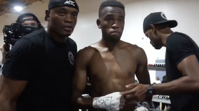 KO kopem do hlavy za 11 sekund! Syn Andersona Silvy jde v otcových šlépějích