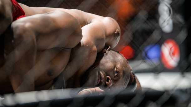 Rozhodčí málem nechala zabít MMA bojovníka. Soupeř jej škrtil až příliš dlouho