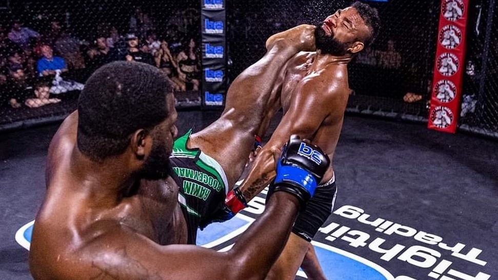 Soupeři málem ukopnul hlavu a pak si ještě zatancoval. Americký obr vybojoval šampionský pás působivým KO