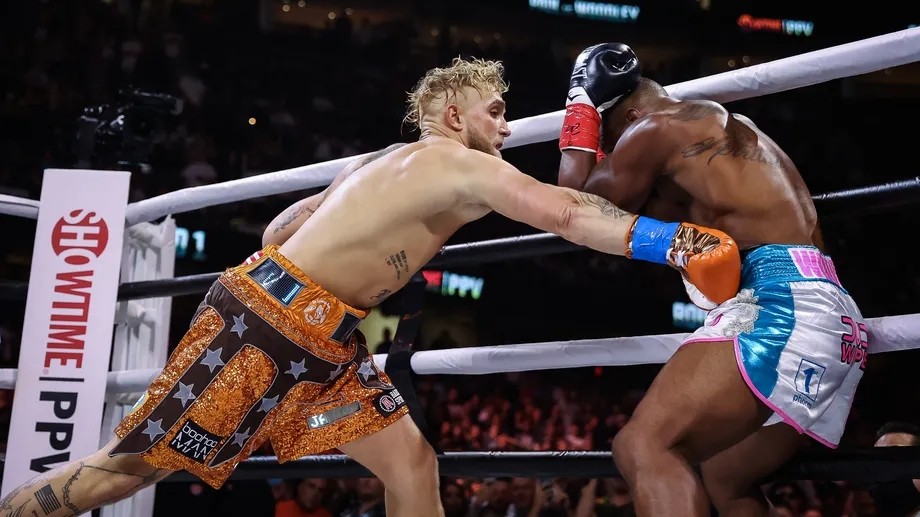 Youtuber Jake Paul zůstává neporažen, Woodleyho udolal těsně na body