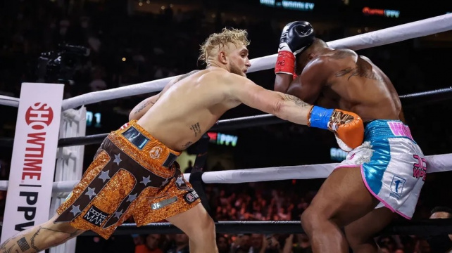 Youtuber Jake Paul zůstává neporažen, Woodleyho udolal těsně na body