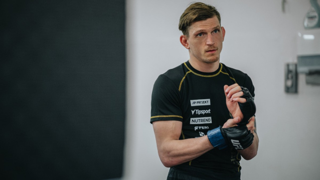 UFC podepsalo s Dvořákem novou smlouvu. "Pár dalších zápasů a jdeme pro titul!" hlásí český válečník