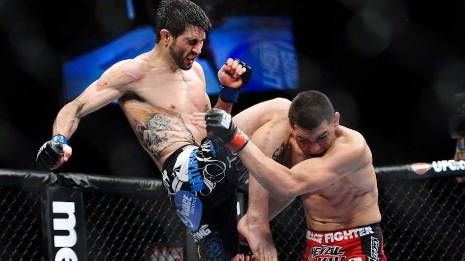 Bojovník se zbláznil a knockoutoval soupeře naskočeným kolenem ještě před zápasem