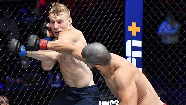 Americký biolog knockoutoval soupeře naskočeným kolenem a vybojoval si tím angažmá v UFC