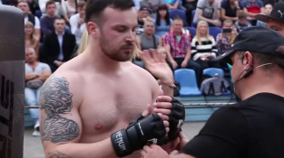 Běloruský voják speciálních jednotek dostal tvrdé KO od mladého MMA bojovníka