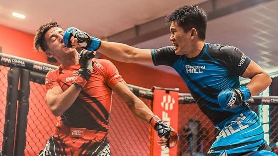 Špička světového amatérského MMA se sjela do Prahy, aby poměřila síly. Jsou mezi nimi i české naděje