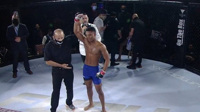 Comeback roku? Bojovník šel po úderu tvrdě k zemi, jako Fénix ale znovu ožil a sám oslavil vítězství KO