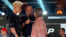 Polský Ken a jeho první předzápasový staredown.