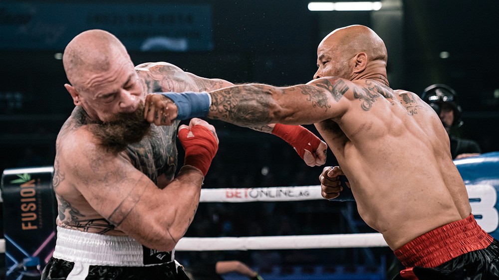 Bývalý UFC bojovník zvítězil v boxu bez rukavic tvrdým KO za 34 vteřin, pak zapomněl, že není v MMA