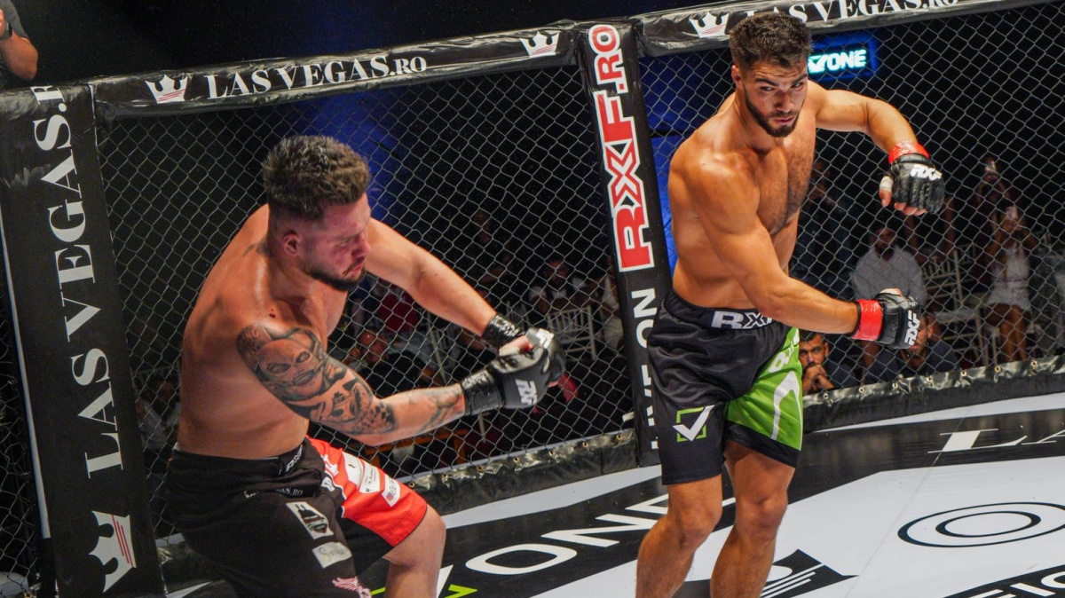 Spor z reality show skončil soubojem v kleci. Bývalý fotbalista šel k zemi KO