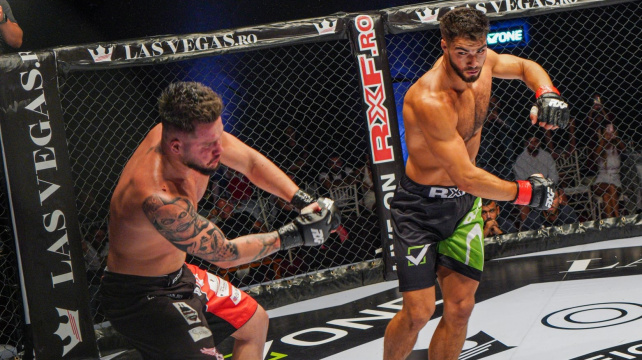 Spor z reality show skončil soubojem v kleci. Bývalý fotbalista šel k zemi KO