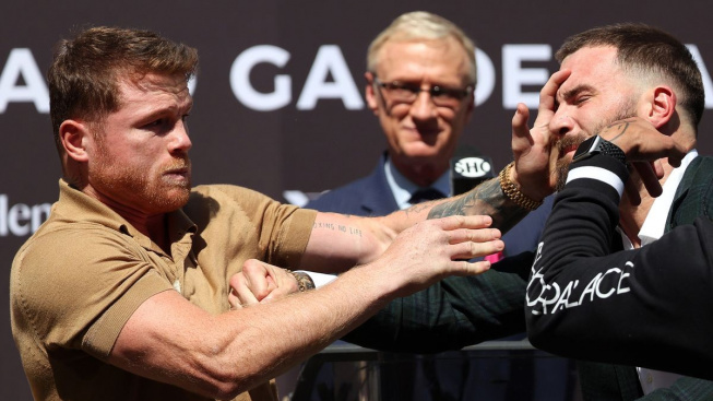 Bitka mezi boxery na tiskové konferenci! „Canelo“ Alvarez ukázal nevídaný postřeh a jeho soupeř odcházel s krvavou tváří