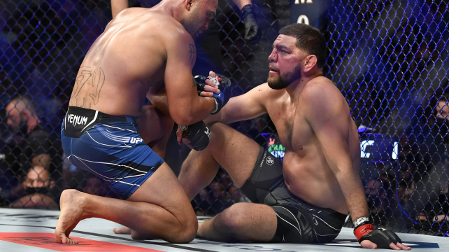 Trenér Nicka Diaze prozradil, v jakém stavu nastoupil do zápasu s Lawlerem. Většina normálních lidí by ani nevstala z postele