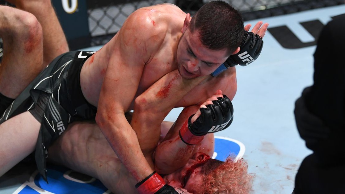 Nedáš, dostaneš. Ontiveros sestřelil soupeře k zemi, přesto sám skončil v krvi