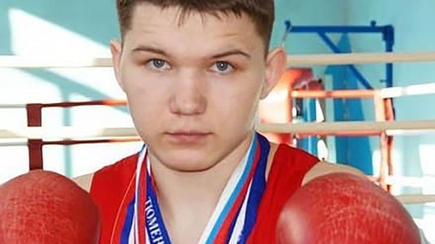 Ruský boxer ubodal agresivního medvěda, který mu zabil kamaráda. Sám ale skončil v umělém spánku