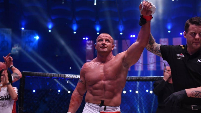 Souboj obrů přinesl brutální KO. Pudzianowski poslal Senegalce k zemi za pouhých 18 vteřin!